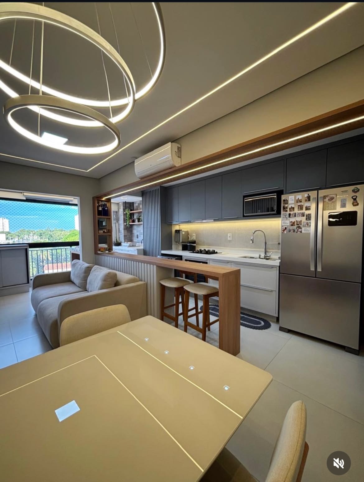 Interior moderno de apartamento com sala e cozinha integradas